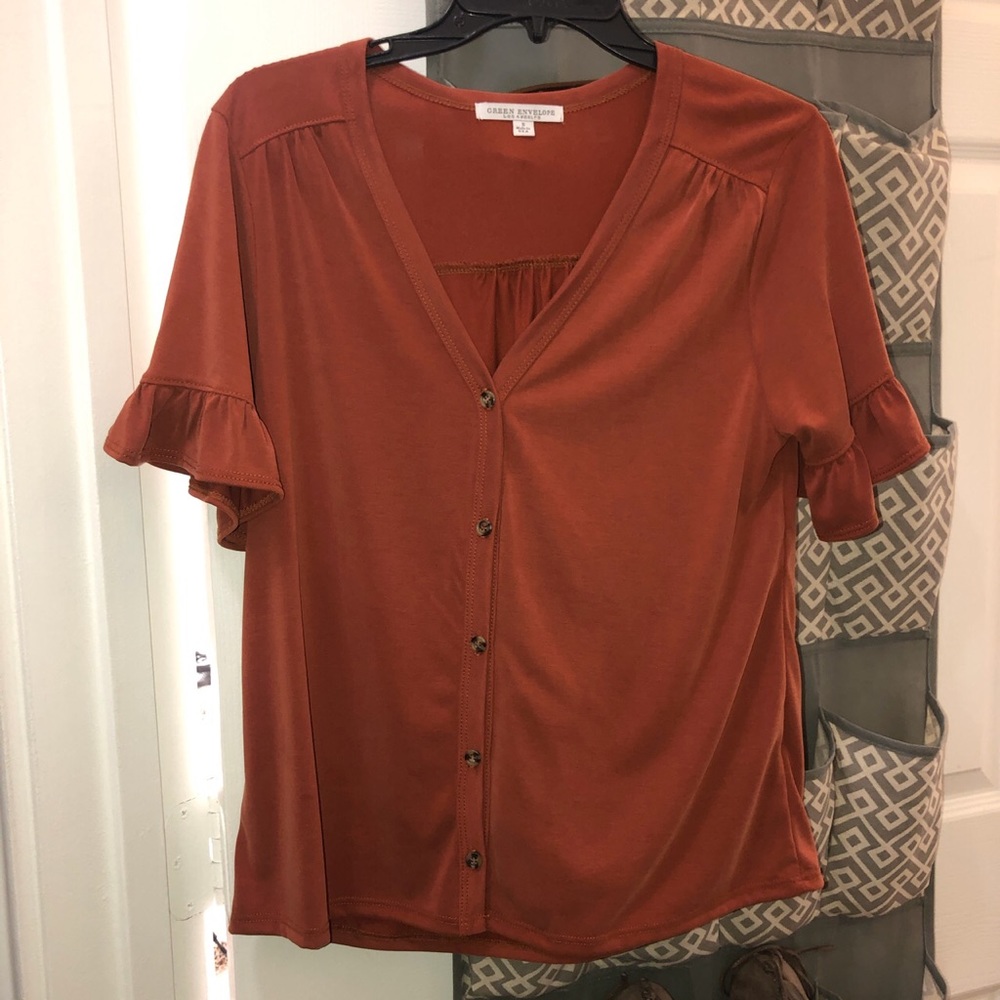SLOUCHY BURNT ORANGE BLOUSE WITH RUFFLED SLEEVES.